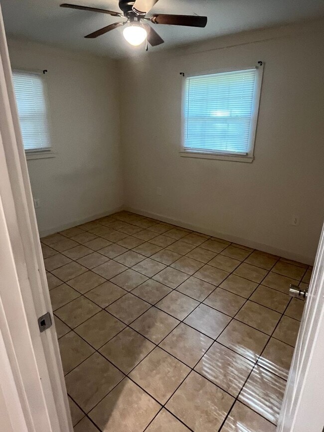Building Photo - 3 Bed 1 Bath Brick Home