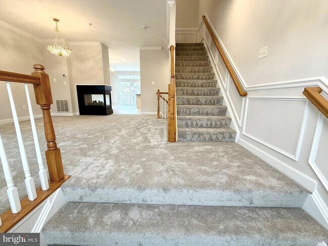 Building Photo - 300 Garden View Square