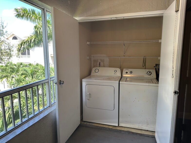 Building Photo - 2850 N Oakland Forest Dr