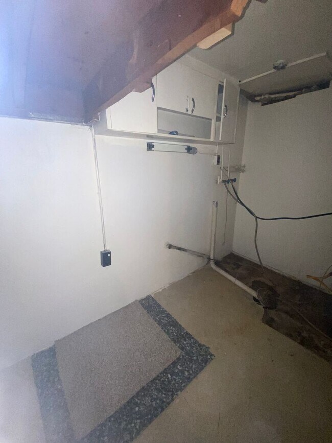 Building Photo - 2 Bed 2 Bath house with BONUS room in basement!