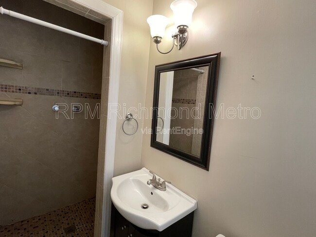 Building Photo - 3600 Ghent Dr