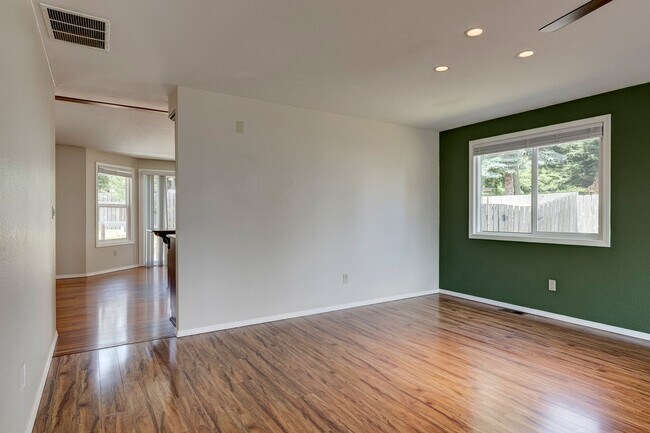 Building Photo - 3 Bed 2 Bath Home Near Town