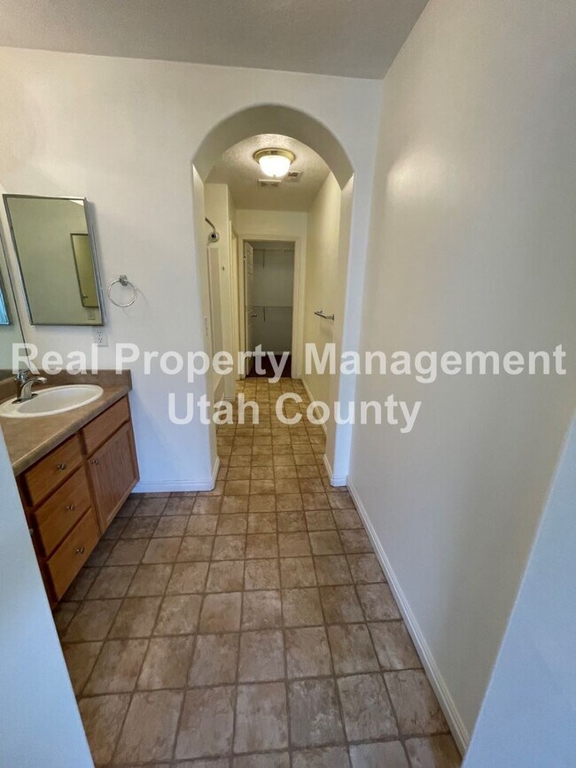 Building Photo - Stunning Townhome in Lehi