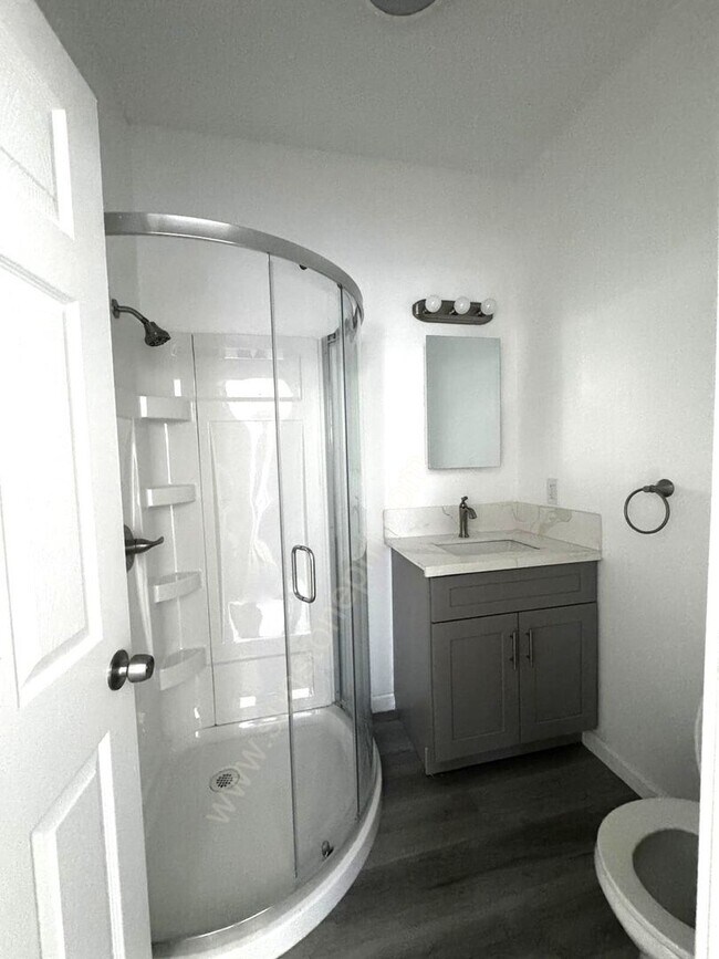 Building Photo - 696 E 9th St