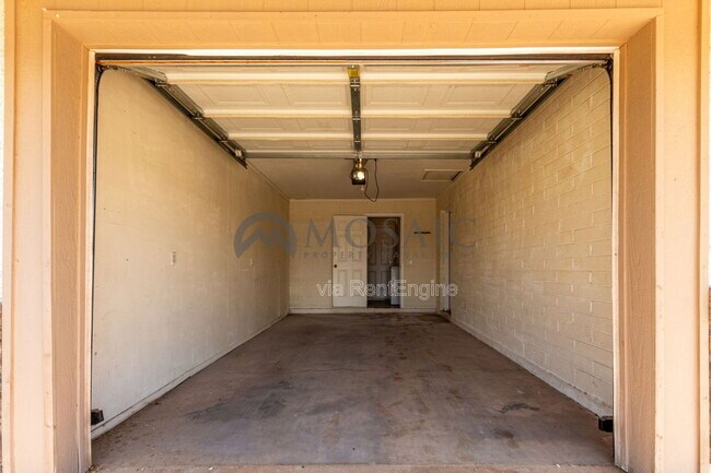 Building Photo - 426 E 8th Ave