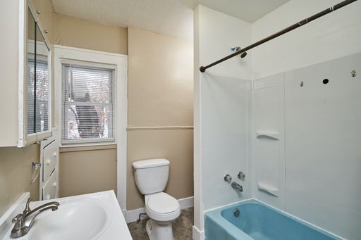 Building Photo - Large remodeled 4 bed 1  bath in West Akron !