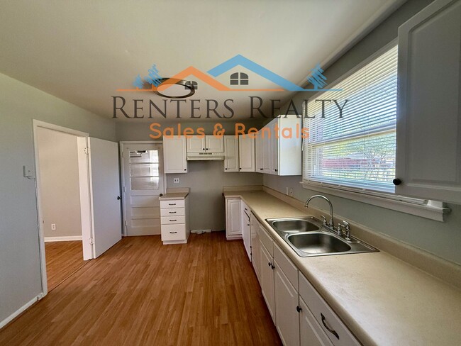 Building Photo - 3 bedroom house with Fenced Yard