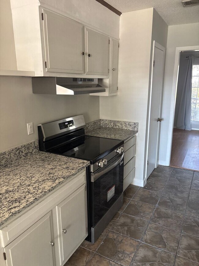 Building Photo - OCEAN SPRINGS - BEAUTIFUL HOME WITH POOL. AND SPACE FOR ENTERTAINING!