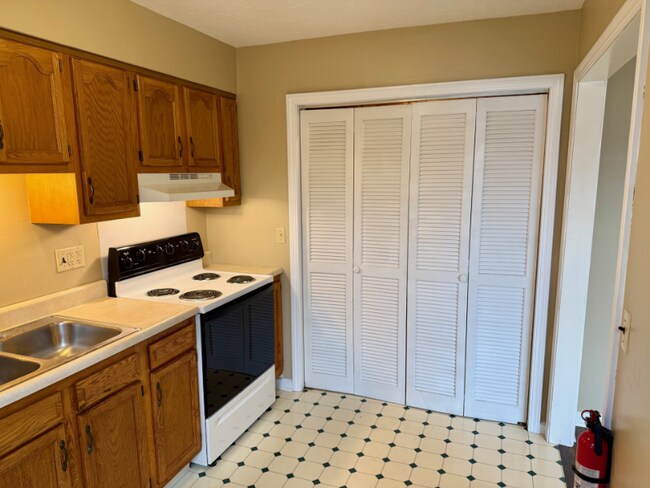 Building Photo - 515 Monroe Ave