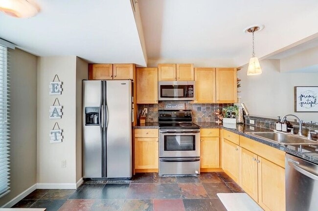 Building Photo - 955 Auburnview Dr