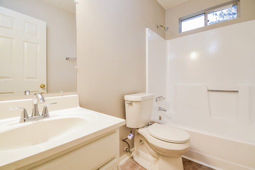 Building Photo - 3069 Oakvale Heights