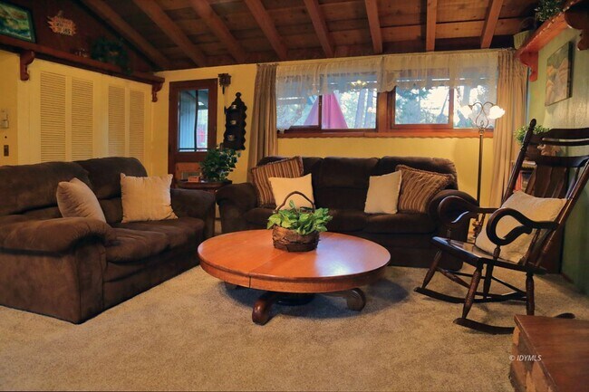 Building Photo - One Level House one mile from town close to hiking trails