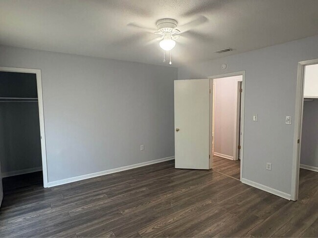 Building Photo - Newly Renovated 2 Bedroom 1.5 Bath