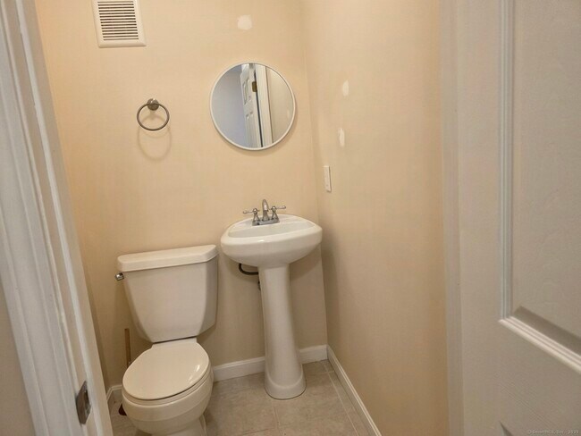 Building Photo - 552 Shennecossett Rd