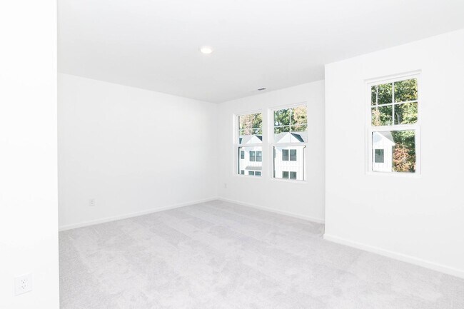 Building Photo - Three Bedroom End Unit Townhome!