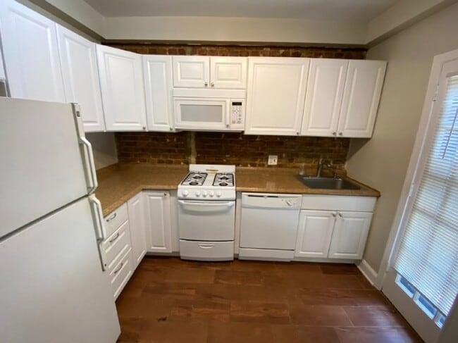 Building Photo - 2 BED 1 BATH Condo on the 1st Floor of The...