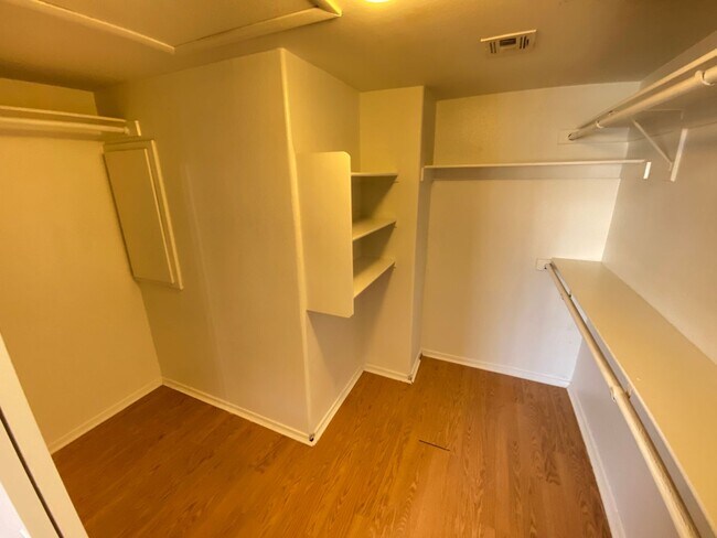 Building Photo - Charming 2 Bed/3Bath/2 Car Garage, Townhom...