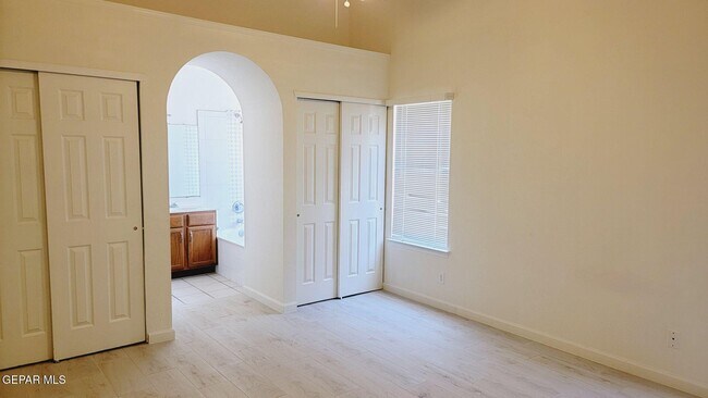 Building Photo - 7025 Crown Ridge Dr