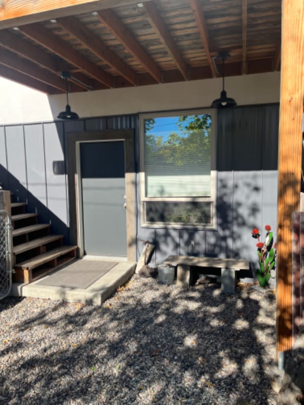 Building Photo - 123 1/2 S E St