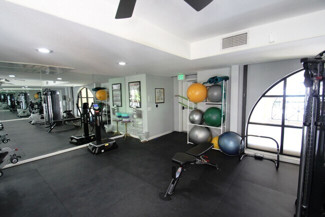 Building Photo - $1000 MOVE IN SPECIAL! Large, Updated 2 BD, 2 BA Downtown Condo - Parking Included!