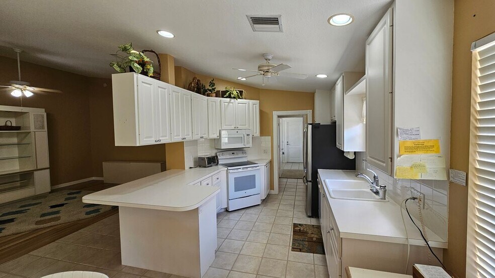 Building Photo - 7960 SE Peppercorn Ct