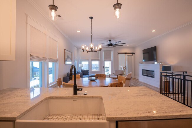 Building Photo - OFF-SEASON FURNISHED BEACH HOUSE AVAILABLE THRU BEGINNING OF APRIL