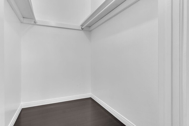 Building Photo - 915 E 91st St