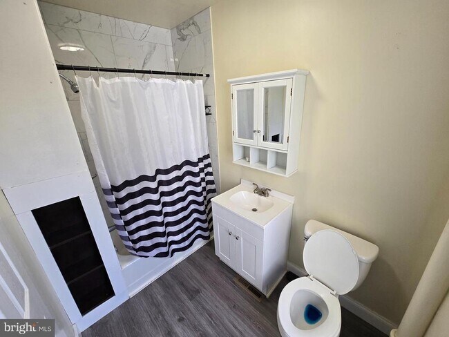 Building Photo - 330 Moss St