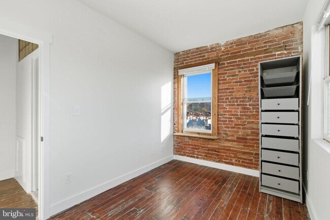 Building Photo - 2738 Poplar St