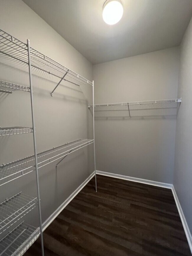 Building Photo - 4 bedroom home with fenced backyard locate...