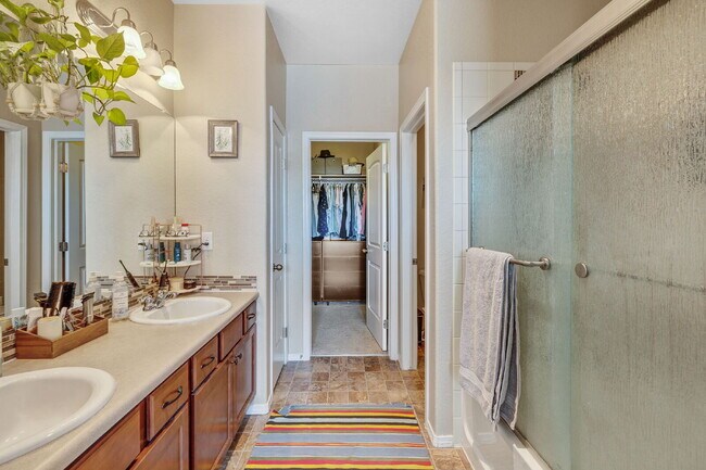 Building Photo - This 3 bed 2.5 bath townhome offers a perf...