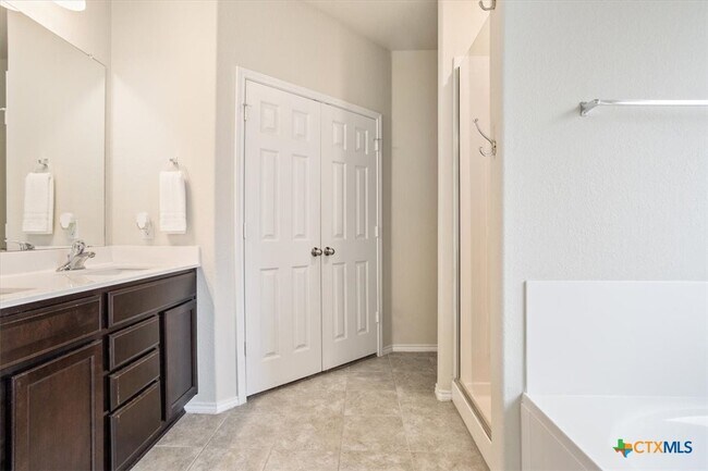Building Photo - 6231 Ambrose Cir