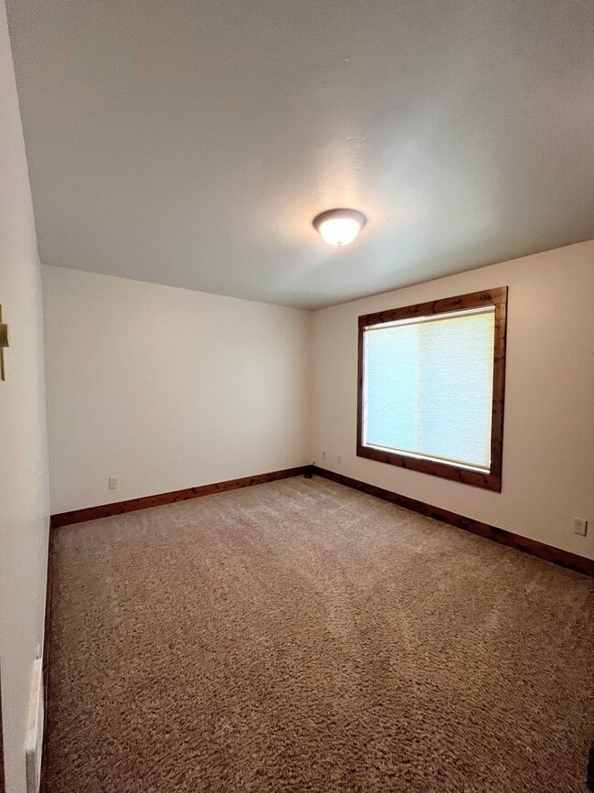 Building Photo - Charming Home with Open Floor Plan & Pet-Friendly Yard – Prime Location!