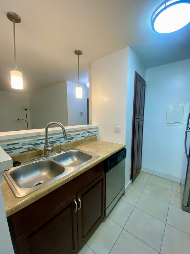 Building Photo - 1400 Gandy Blvd N