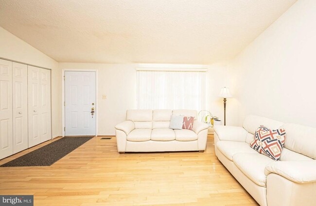 Building Photo - 1803 E Beech Rd