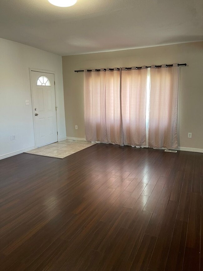 Building Photo - 3 Bedroom 2 Bath home