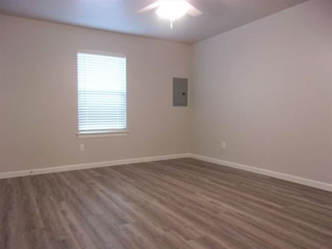 Building Photo - 11225 Howard Dr
