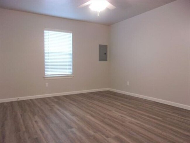 Building Photo - 3 Bed 2 Bath 2 Car Duplex in Chisholm Creek NW OKC