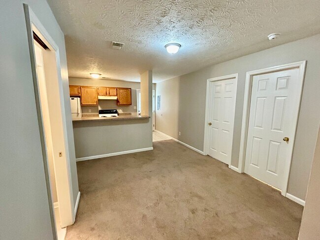 Building Photo - 2 Bed 1.5 Bath Pay ONLY Electric!
