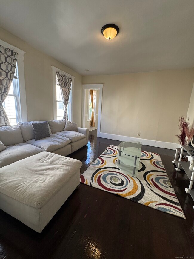 Building Photo - 766 George St