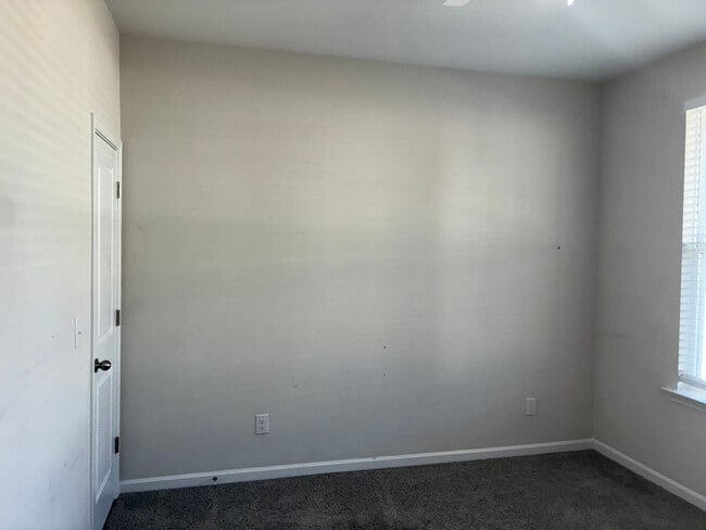 Building Photo - Room in House on Hopper Cir