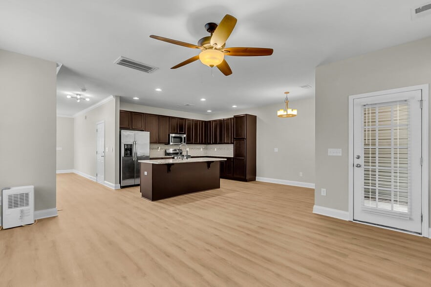 Building Photo - 229 Larissa Dr