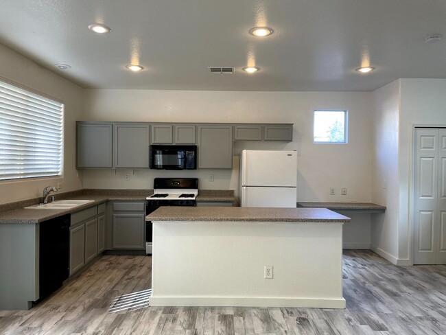 Building Photo - DARLING 3 BEDROOM, 2.5 BATH LOCATED IN GAT...
