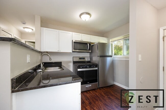 Building Photo - 3 BED 1 BATH HOME OPEN HOUSE FRIDAY 10/17/...