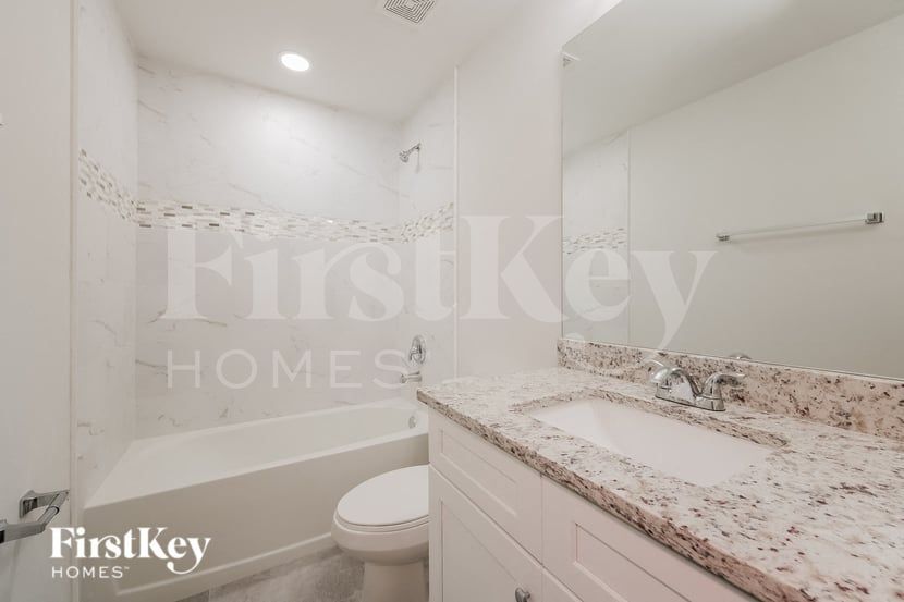 Building Photo - 3200 SE 5th St