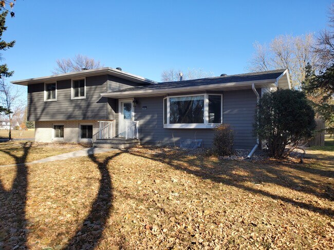 Building Photo - 2861 Longfellow Rd N
