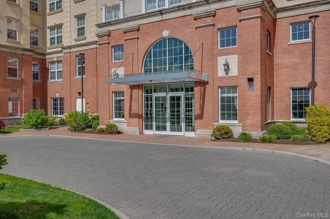 Building Photo - 10 Byron Pl