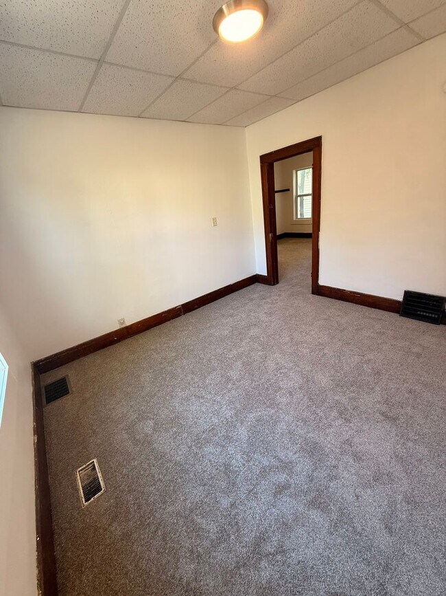 Building Photo - 2 bed 1 bath House for rent!