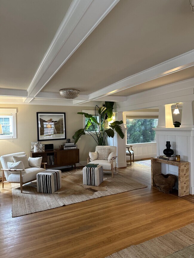 Building Photo - 335 23rd Ave E