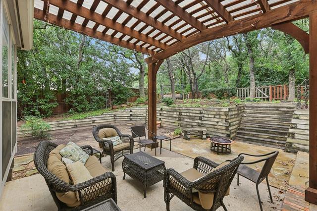 Building Photo - 2520 Woodside Dr